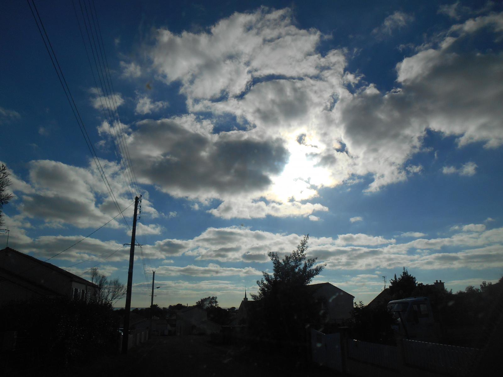 Le soleil avec quelques nuages ( Les Moutiers en Retz )